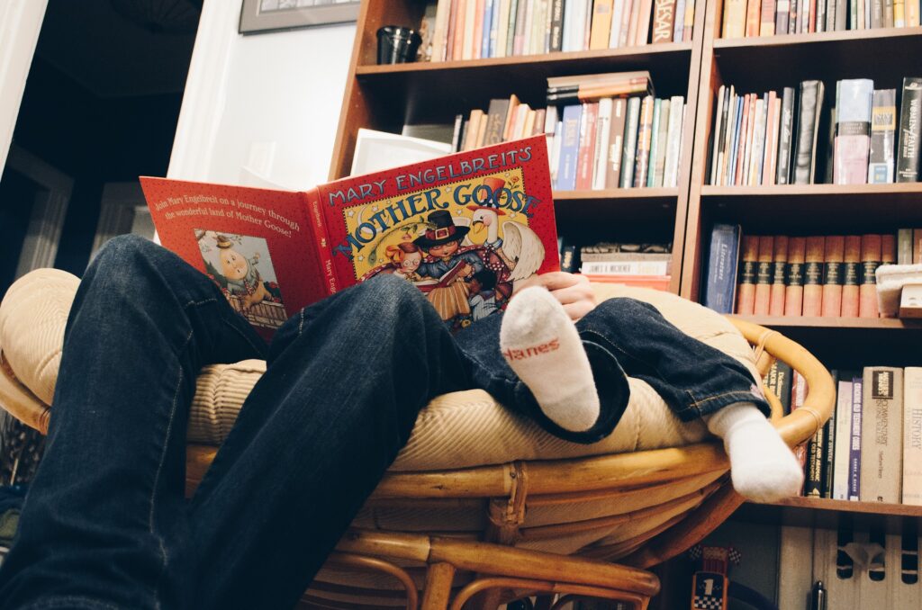 ソファでパパと絵本を読む男の子