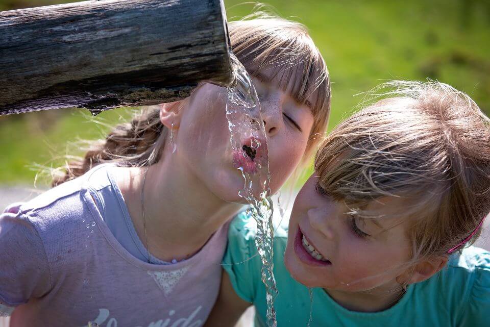 水を飲む女の子2人
