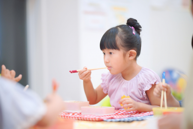 女の子の食事風景